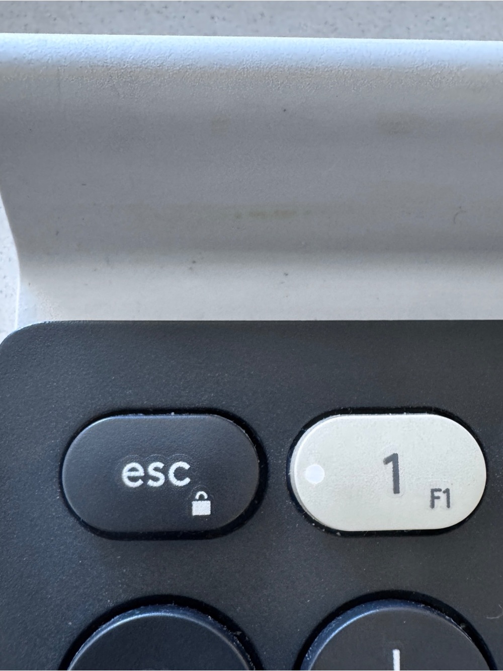 Logitech K780 Multi-Device Wireless Keyboard - Picture 6 of 8